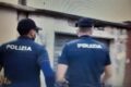 Arresti aggressione inviato "Striscia": l'uno mostrava i genitali dinanzi alle telecamere, l'altro tentava di colpire Brumotti con una pietra - il video della Polizia di Stato