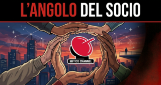 Immagine testata rubrica L'angolo del Socio con logo Mitico Channel al centro di un cerchio di mani unite su sfondo urbano e digitale.